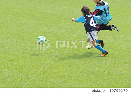 少年サッカーの競い合い 少年サッカーの競い合い 10796179