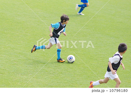 ドリブルでボールを運ぶサッカー少年 10796180