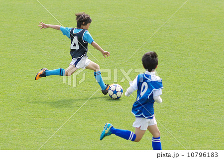 サッカー少年のキックシーン サッカー少年のキックシーン 10796183