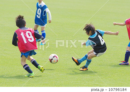 サッカー少年のキックシーン 10796184