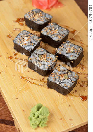sesame sushi rolls 10796784