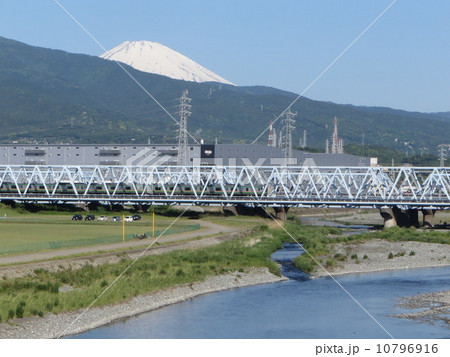 酒匂川を渡る東海道線 10796916