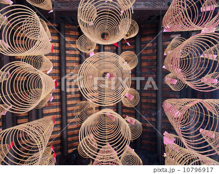 ベトナム　ホーチミン市　チョロン　天后宮　渦巻線香 10796917