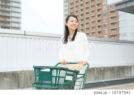 買い物をする若い女性(駐車場) 買い物をする若い女性(駐車場) 10797081