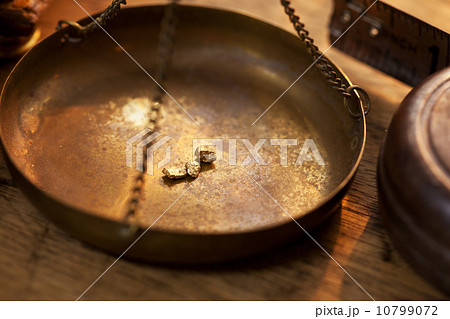 天秤皿の上の金 天秤皿の上の金 10799072