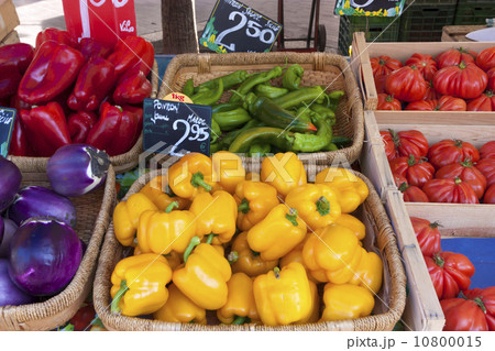 マルシェ(イメージ カラフルな野菜が並ぶ八百屋さん)フランス観光名物 マルシェ(イメージ カラフルな野菜が並ぶ八百屋さん)フランス観光名物 10800015