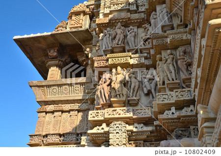 10世紀に建立されたラクシュマナ寺院の外壁を埋め尽くすレリーフ 10802409