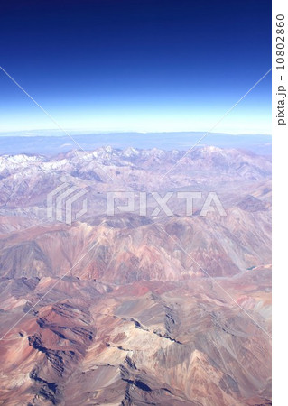 5000m級の山々が連なる晩秋のアンデス山脈 10802860