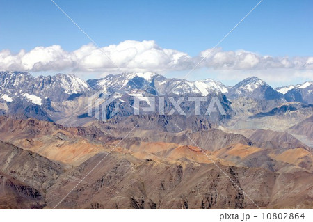 5000m級の山々が連なる晩秋のアンデス山脈 10802864