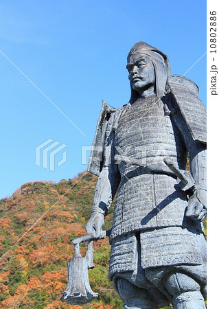 11月鳥取 鳥取城にある吉川経家像 10802886