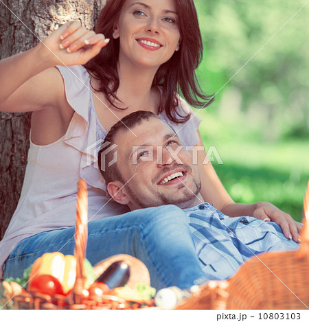 Adult couple picnicking 10803103