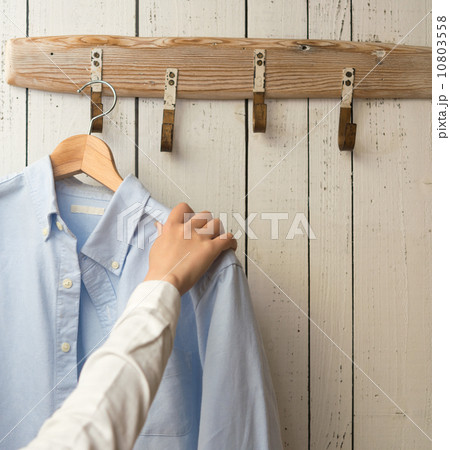 衣服を掛ける 10803558