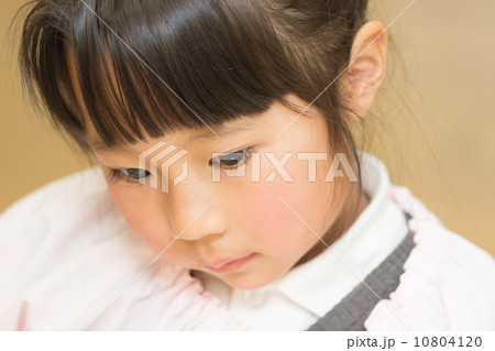 4歳 スモック 女の子の写真素材