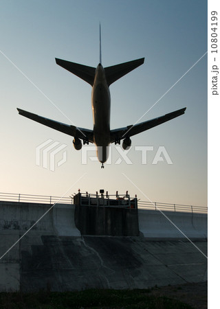 高知龍馬空港　着陸体勢　着陸寸前　滑走路先端標識通過 10804199