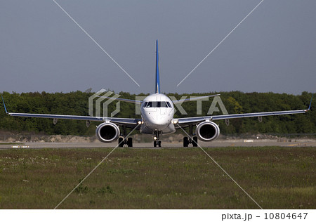 White aircraft running to the runway 10804647