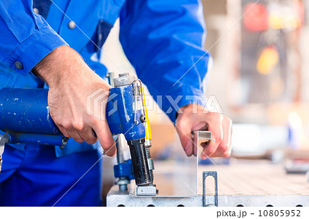 Craftsman rivet metal in workshop 10805952