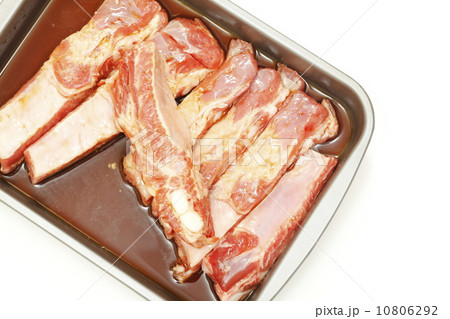 タレに漬け込んだスペアリブ 10806292