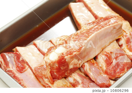 タレに漬け込んだスペアリブ 10806296