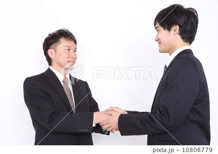 握手する2人の社員 握手する2人の社員 10806779