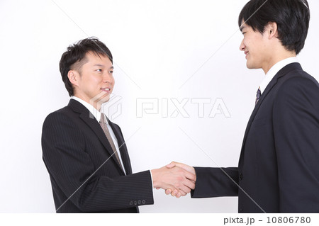 握手する２人の社員 10806780