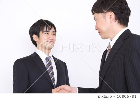 握手する２人の社員 10806781