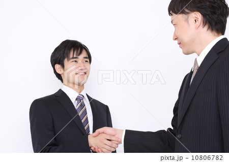 握手する２人の社員 10806782
