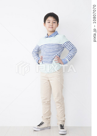 小学生の男の子 10807070
