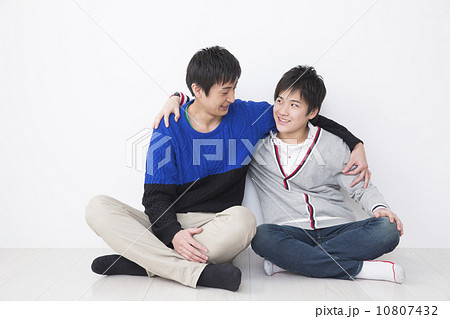 若い男性と中学生の男の子 10807432