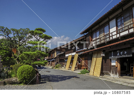 長野県、中山道妻籠宿の風景 10807585
