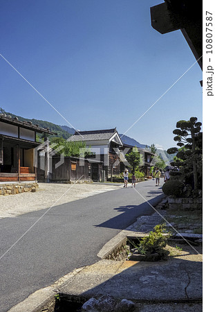 長野県、中山道妻籠宿の風景 10807587