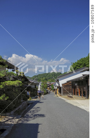 長野県、中山道妻籠宿の風景 10807589