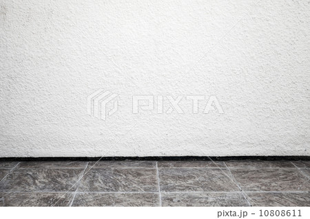White interior background with rough stucco wall and tiling floo 10808611