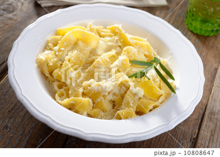 Fettuccine Alfredo with Parmesan cheese 10808647