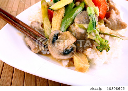 Beef with Asian vegetables, rice, mushrooms and peanut sauce 10808696