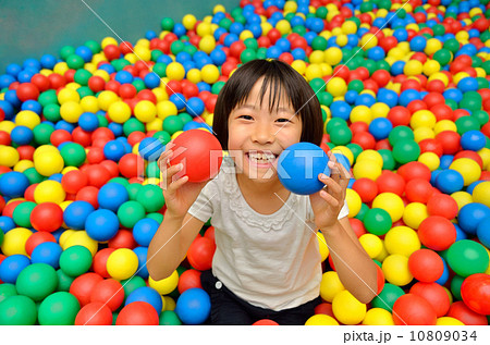 ボールプールで遊ぶ女の子 10809034