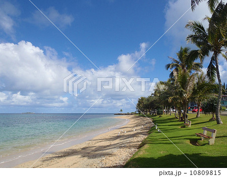 南の島で開放感一杯のビーチ 10809815