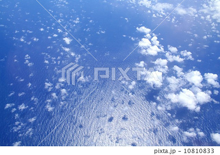 夏の太平洋上に発生した雲 10810833