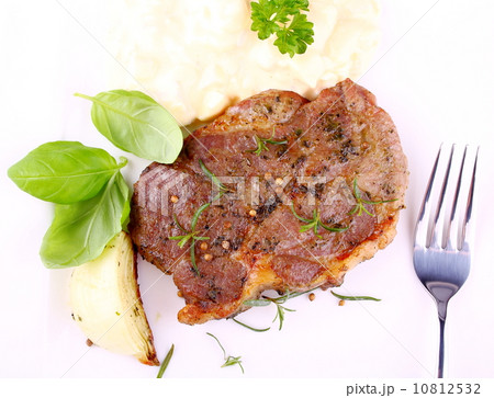 Herb Grilled steak meat with onion, basil and potato salad 10812532