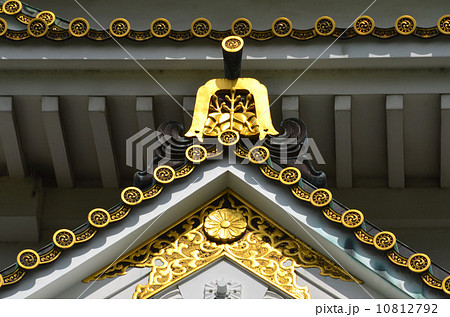 大阪城本丸破風の黄金の太閤桐 10812792