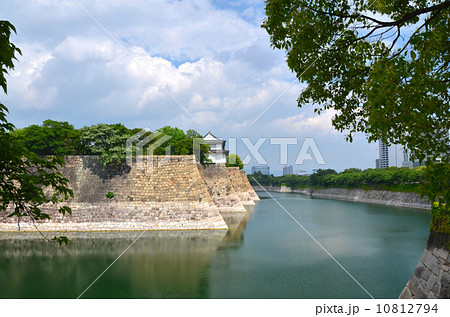 大阪城の巨大な南外堀と六番櫓 大阪城の巨大な南外堀と六番櫓 10812794