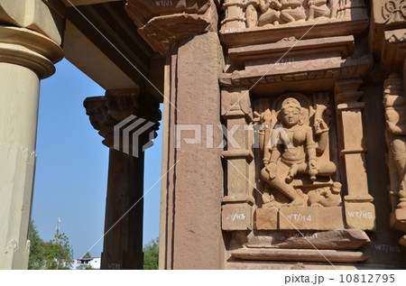 世界遺産カジュラーホーのラクシュマナ寺院の天女像 世界遺産カジュラーホーのラクシュマナ寺院の天女像 10812795