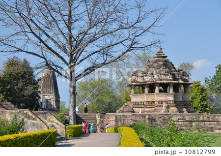 サリーを着た女性が行くカジュラーホーのナンディー堂とヴィシュワナータ寺院 サリーを着た女性が行くカジュラーホーのナンディー堂とヴィシュワナータ寺院 10812799