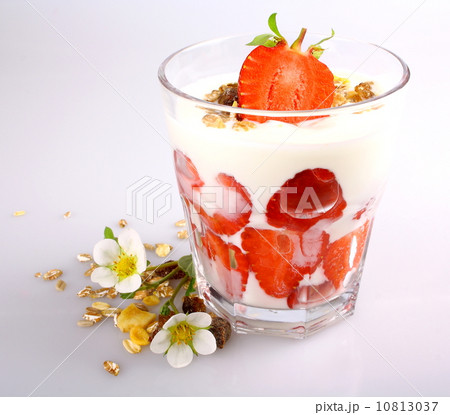 Strawberry with yogurt in glass and cereal Strawberry with yogurt in glass and cereal 10813037