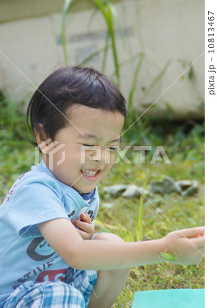虫を怖がる子供 10813467