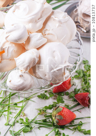 Meringue with strawberries Meringue with strawberries 10813737