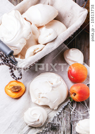 Meringue with apricot 10813738