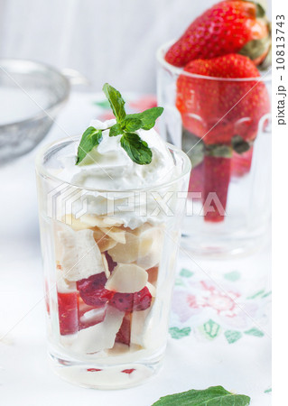 Dessert with merengue and berries 10813743