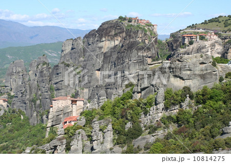 メテオラの修道院が見渡せる景勝地 10814275