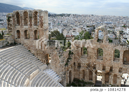 アテネのアクロポリスの音楽堂と町並み 10814278