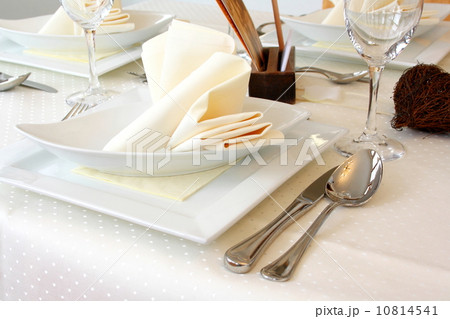 Elegantly Decorated table in restaurant 10814541